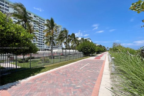 Condo in Miami Beach, Florida  № 1920437 - photo 24