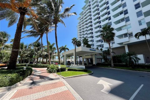 Condo in Miami Beach, Florida  № 1920437 - photo 14