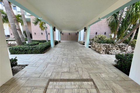 Condo in Miami Beach, Florida  № 1920437 - photo 16