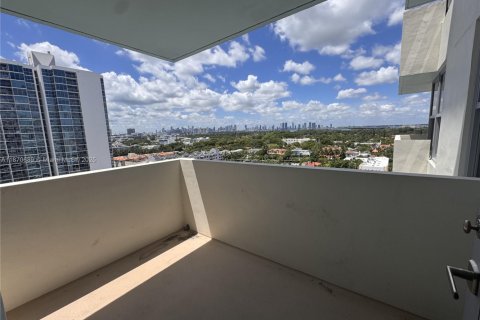 Condo in Miami Beach, Florida  № 1920437 - photo 1
