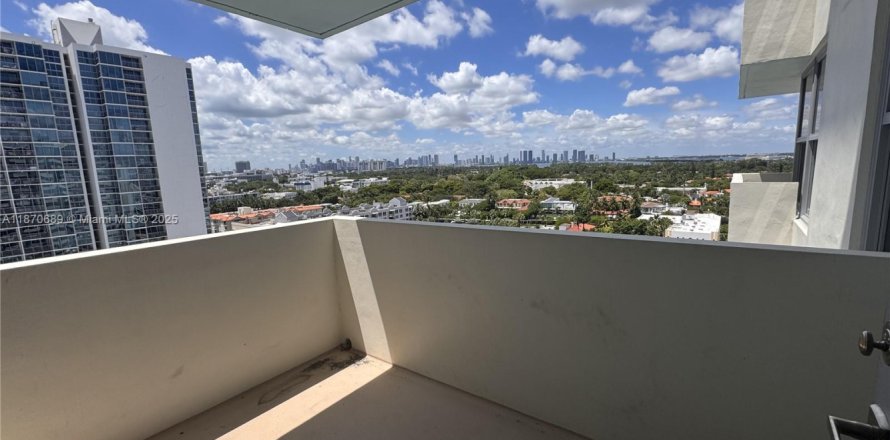 Studio in the Condo in Miami Beach, Florida № 1920437