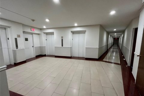 Condo in Miami Beach, Florida  № 1920437 - photo 8