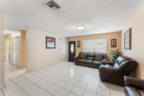 Casa en venta en Miami, Florida, 3 dormitorios, 174.93 m2 № 1887799 - foto 5