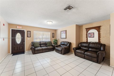 Casa en venta en Miami, Florida, 3 dormitorios, 174.93 m2 № 1887799 - foto 6