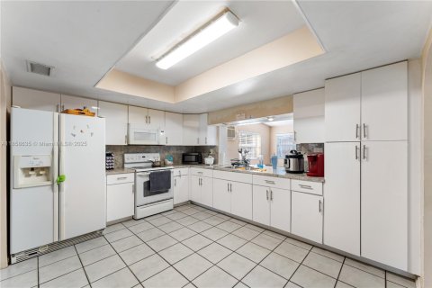 Casa en venta en Miami, Florida, 3 dormitorios, 174.93 m2 № 1887799 - foto 10