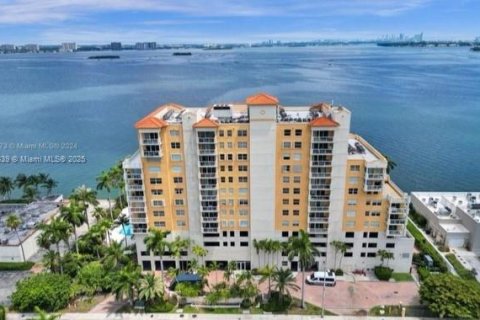 Condo in North Bay Village, Florida, 2 bedrooms  № 1892916 - photo 1
