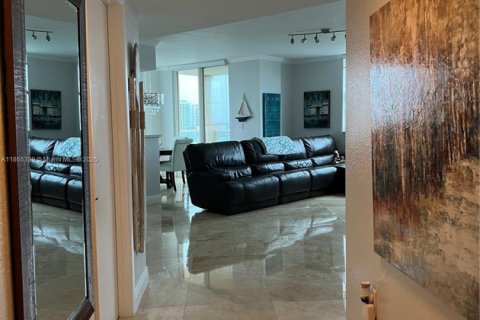 Condo in North Bay Village, Florida, 2 bedrooms  № 1892916 - photo 8