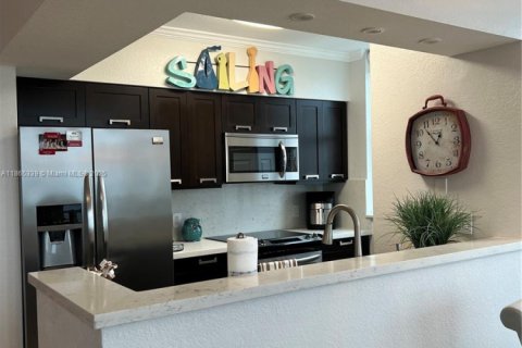 Condo in North Bay Village, Florida, 2 bedrooms  № 1892916 - photo 13