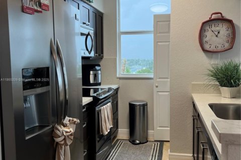 Condo in North Bay Village, Florida, 2 bedrooms  № 1892916 - photo 14