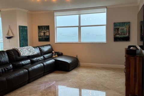 Condo in North Bay Village, Florida, 2 bedrooms  № 1892916 - photo 11