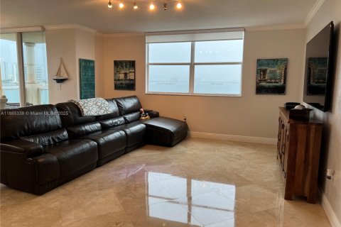 Condo in North Bay Village, Florida, 2 bedrooms  № 1892916 - photo 12