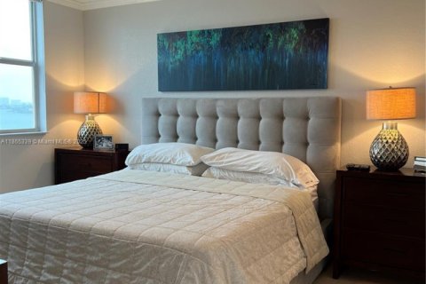 Condo in North Bay Village, Florida, 2 bedrooms  № 1892916 - photo 30