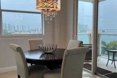 Condo in North Bay Village, Florida, 2 bedrooms  № 1892916 - photo 18