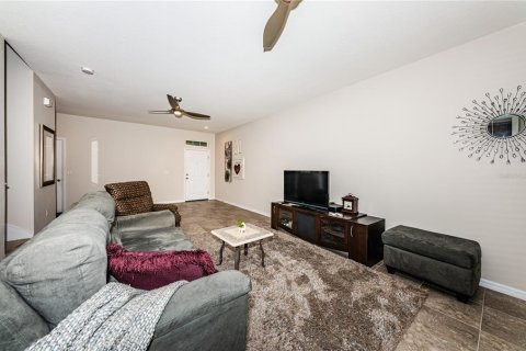 Townhouse in Saint Petersburg, Florida 3 bedrooms, 175.12 sq.m. № 1743498 - photo 13