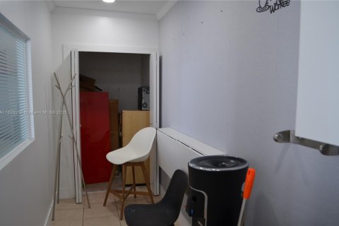 Commercial property in Miami, Florida № 1934392 - photo 13