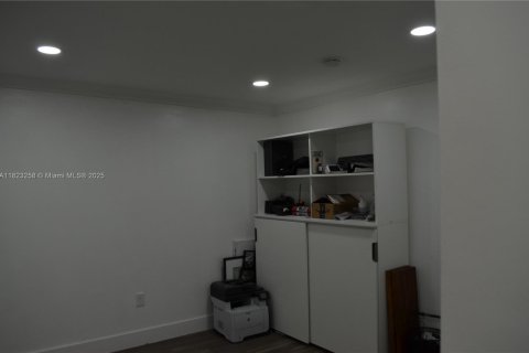 Commercial property in Miami, Florida № 1934392 - photo 7