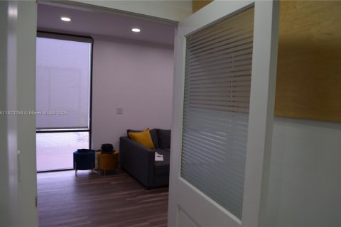 Commercial property in Miami, Florida № 1934392 - photo 9