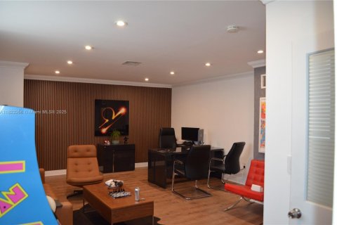 Commercial property in Miami, Florida № 1934392 - photo 16