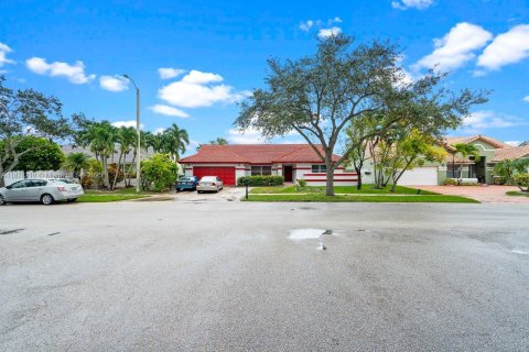 Villa ou maison à vendre à Pembroke Pines, Floride: 4 chambres, 228.54 m2 № 1924513 - photo 27