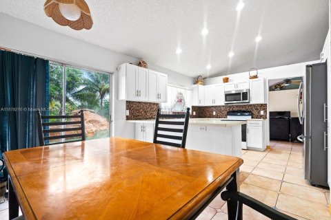 Villa ou maison à vendre à Pembroke Pines, Floride: 4 chambres, 228.54 m2 № 1924513 - photo 9