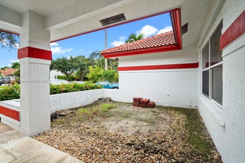 Villa ou maison à vendre à Pembroke Pines, Floride: 4 chambres, 228.54 m2 № 1924513 - photo 4