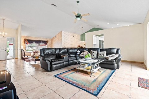 Villa ou maison à vendre à Pembroke Pines, Floride: 4 chambres, 228.54 m2 № 1924513 - photo 15