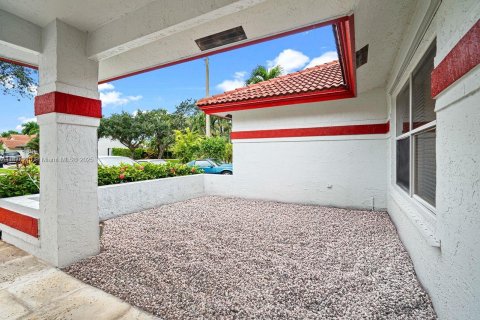 Villa ou maison à vendre à Pembroke Pines, Floride: 4 chambres, 228.54 m2 № 1924513 - photo 3