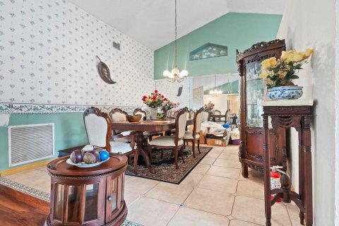 Villa ou maison à vendre à Pembroke Pines, Floride: 4 chambres, 228.54 m2 № 1924513 - photo 13