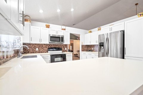 Villa ou maison à vendre à Pembroke Pines, Floride: 4 chambres, 228.54 m2 № 1924513 - photo 8