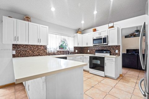 Villa ou maison à vendre à Pembroke Pines, Floride: 4 chambres, 228.54 m2 № 1924513 - photo 6