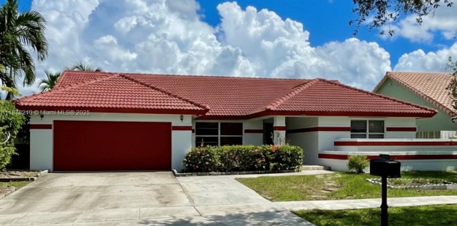 Villa ou maison à Pembroke Pines, Floride 4 chambres, 228.54 m2 № 1924513