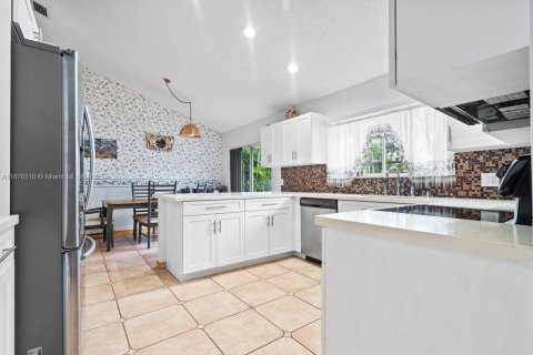 Villa ou maison à vendre à Pembroke Pines, Floride: 4 chambres, 228.54 m2 № 1924513 - photo 5