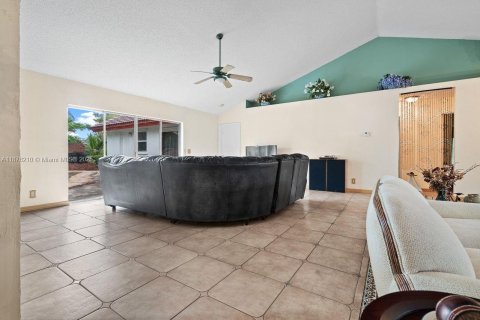 Villa ou maison à vendre à Pembroke Pines, Floride: 4 chambres, 228.54 m2 № 1924513 - photo 14