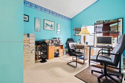 Villa ou maison à vendre à Pembroke Pines, Floride: 4 chambres, 228.54 m2 № 1924513 - photo 23