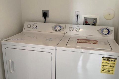 Townhouse in Homestead, Florida 3 bedrooms, 135.27 sq.m. № 1980935 - photo 16