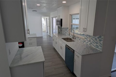 House in Casselberry, Florida 4 bedrooms, 147.44 sq.m. № 1723545 - photo 8
