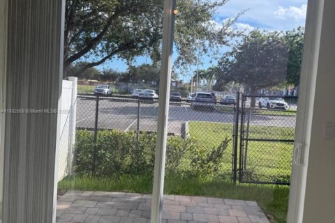 Снять в аренду таунхаус в Пемброк-Пайнс, Флорида 4 спальни, № 1955749 - фото 18