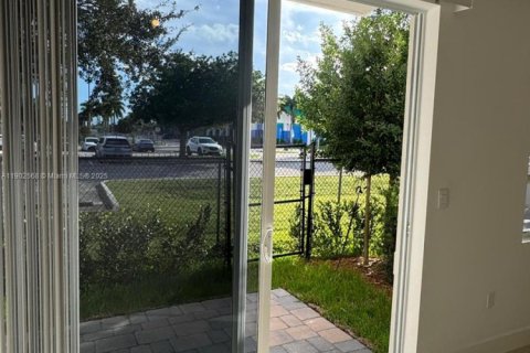 Снять в аренду таунхаус в Пемброк-Пайнс, Флорида 4 спальни, № 1955749 - фото 17