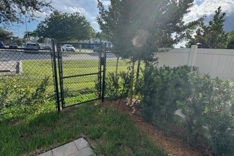 Снять в аренду таунхаус в Пемброк-Пайнс, Флорида 4 спальни, № 1955749 - фото 15