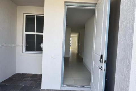 Снять в аренду таунхаус в Пемброк-Пайнс, Флорида 4 спальни, № 1955749 - фото 13