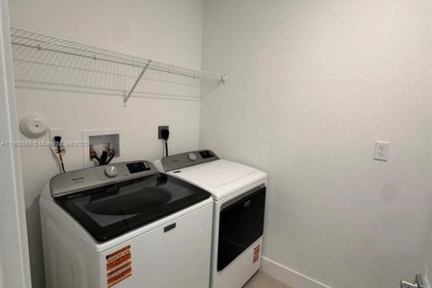 Снять в аренду таунхаус в Пемброк-Пайнс, Флорида 4 спальни, № 1955749 - фото 1