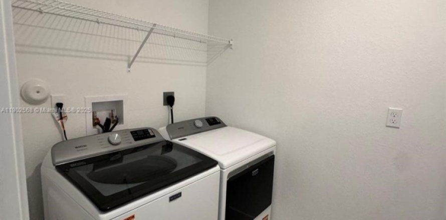 Таунхаус в Пемброк-Пайнс, Флорида 4 спальни № 1955749