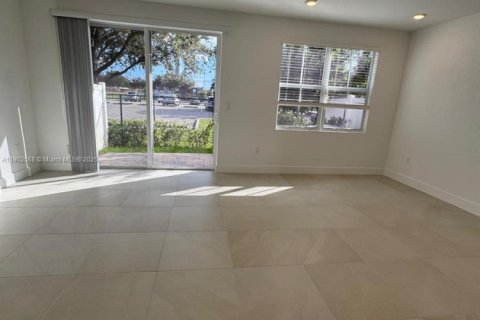 Снять в аренду таунхаус в Пемброк-Пайнс, Флорида 4 спальни, № 1955749 - фото 5