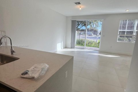 Снять в аренду таунхаус в Пемброк-Пайнс, Флорида 4 спальни, № 1955749 - фото 6