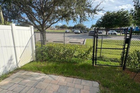 Снять в аренду таунхаус в Пемброк-Пайнс, Флорида 4 спальни, № 1955749 - фото 16