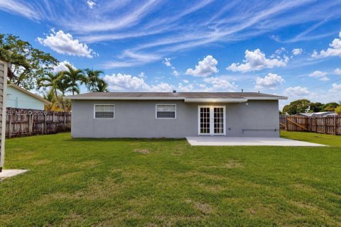 House in Miami, Florida 3 bedrooms, 98.29 sq.m. № 2058512 - photo 6