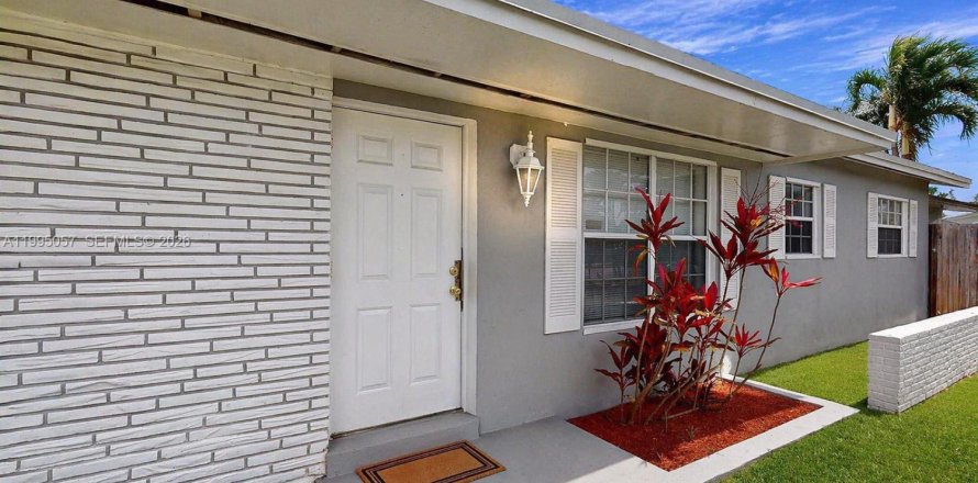 House in Miami, Florida 3 bedrooms, 98.29 sq.m. № 2058512