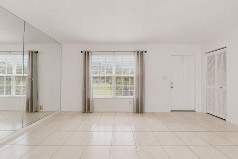 House in Miami, Florida 3 bedrooms, 98.29 sq.m. № 2058512 - photo 17