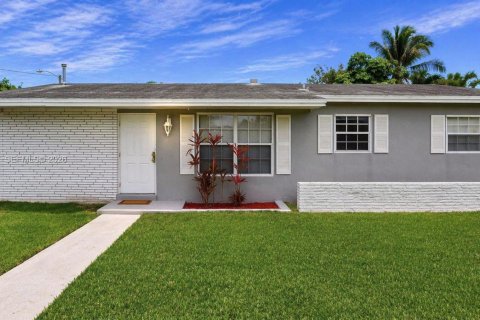 House in Miami, Florida 3 bedrooms, 98.29 sq.m. № 2058512 - photo 5