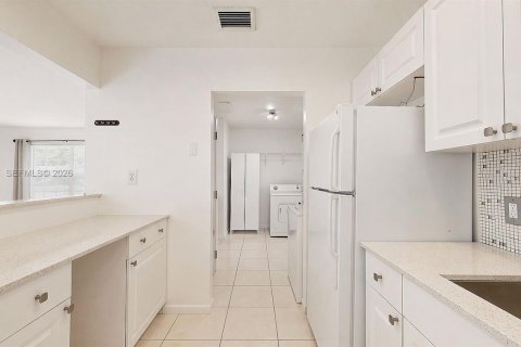 House in Miami, Florida 3 bedrooms, 98.29 sq.m. № 2058512 - photo 29